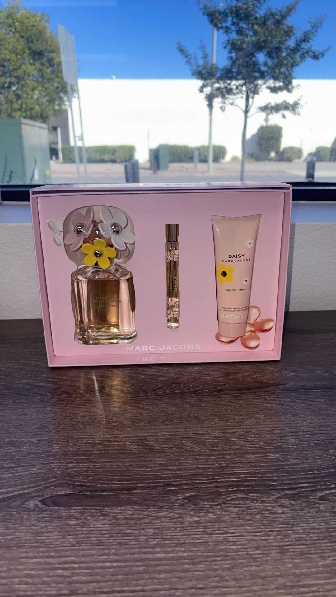 Marc Jacob’s Daisy Eau So Fresh 3 Pc Gift Set