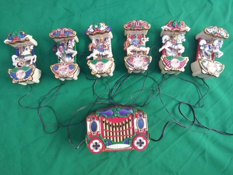 Mr Christmas Holiday Carousel Circa 1874
Holiday carousel plays 21 of your favorite
Christmas carols
Working good