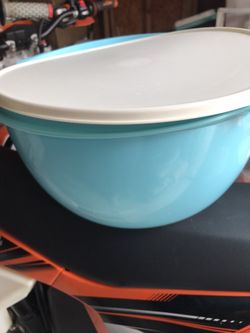 32 Cup Torquoise Tupperware Salad Bowl Only Used One Time