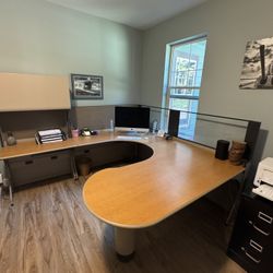 Desk / Herman Miller Cubicle 