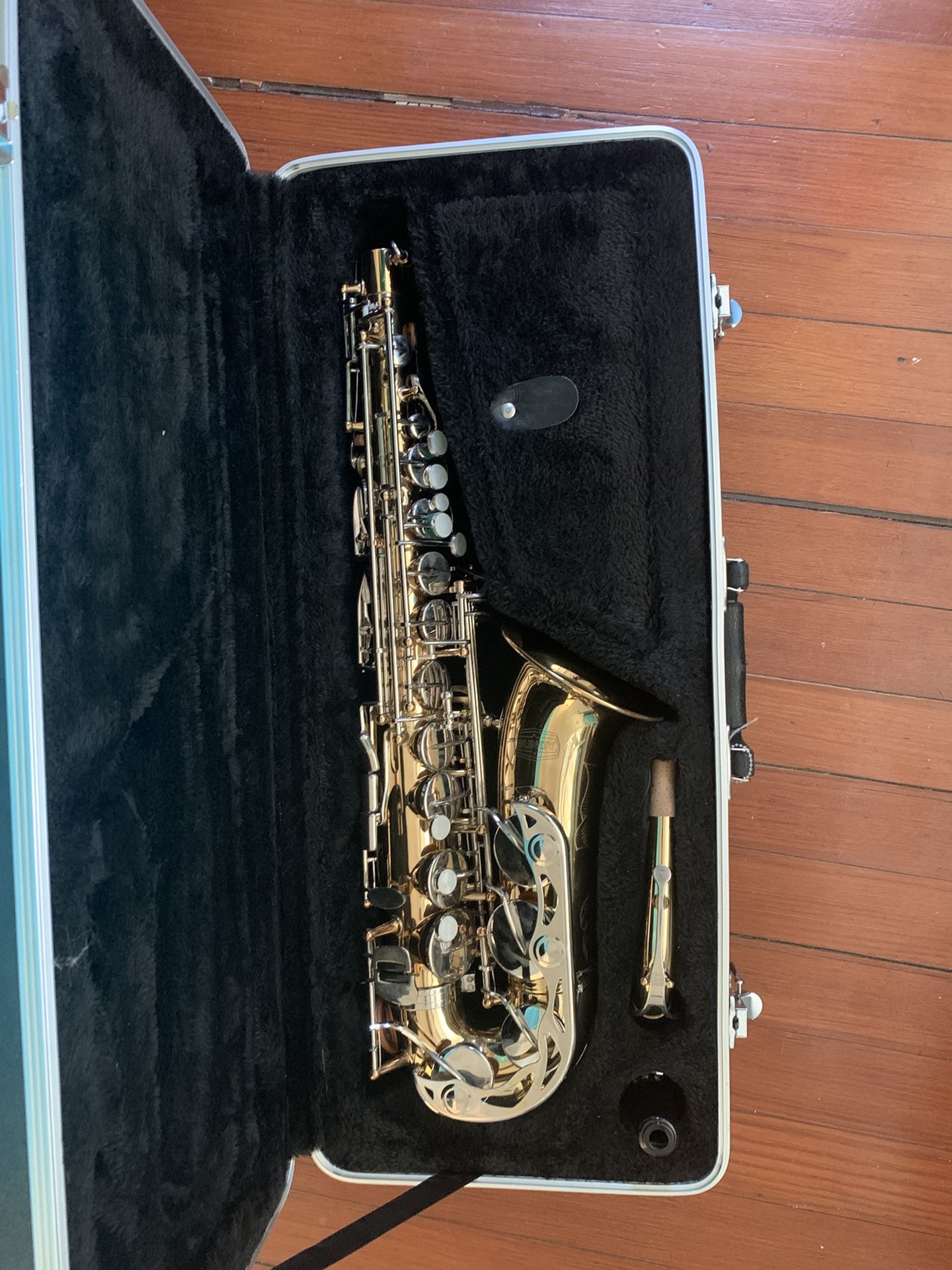 Bundy bas-300 student alto saxophone