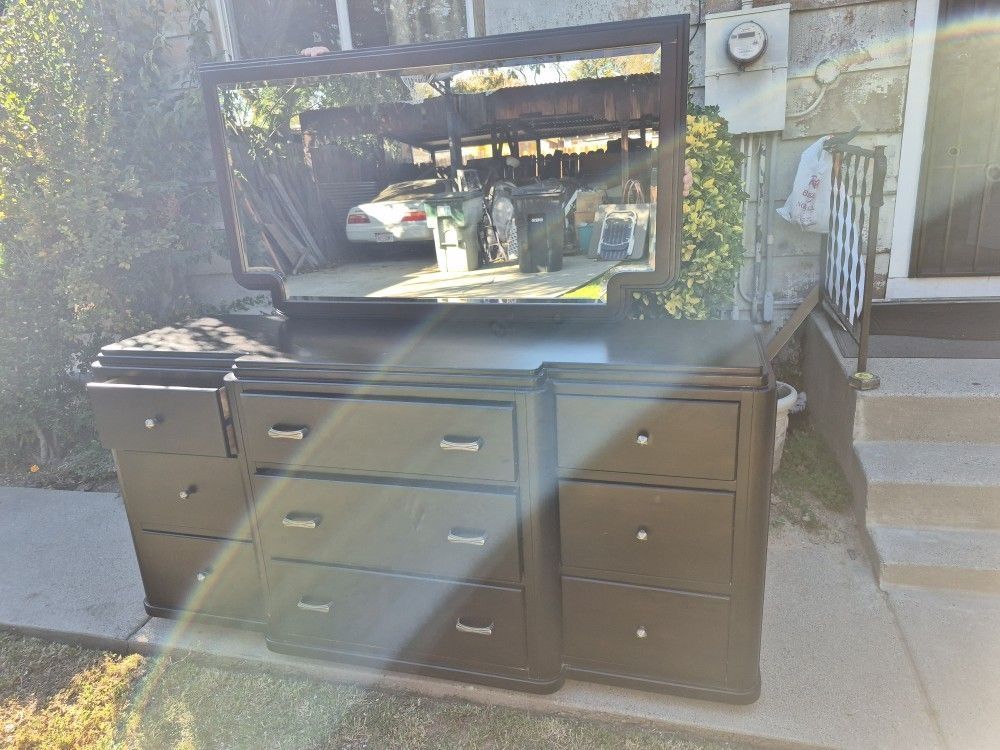 Dresser Mirrer