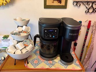 Keurig coffee maker and set included