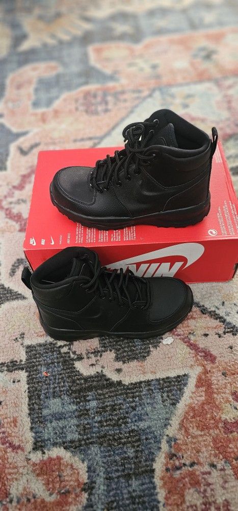 New Nike Manoa Kids Boots Size 4