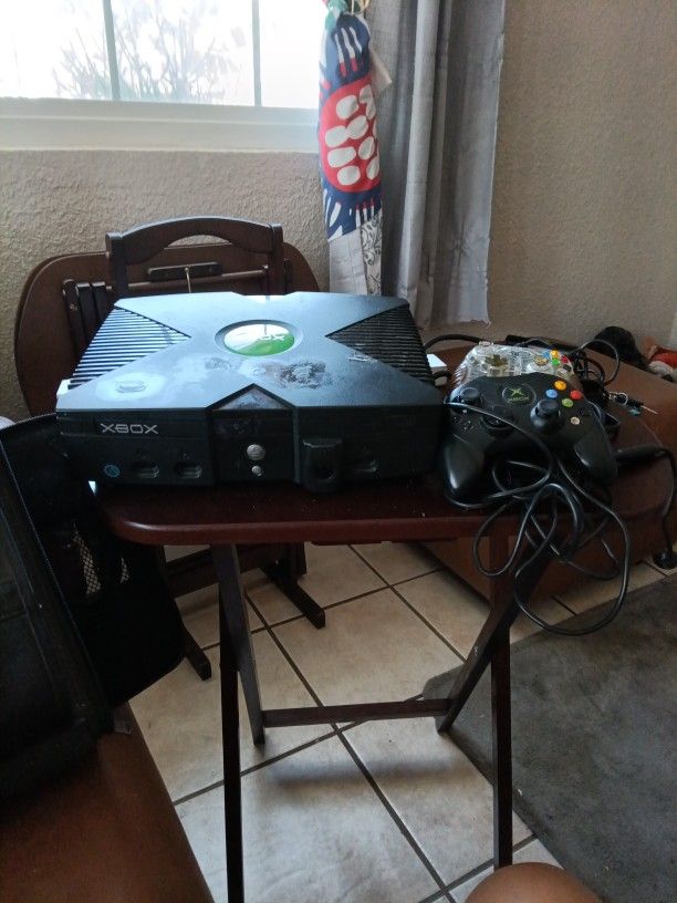 Original Xbox With 2 Controllers