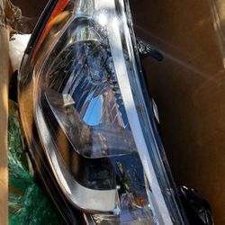 2015 -2017 Hyundai Accent Right RH Headlight OEM PASSENGER SIDE !!!