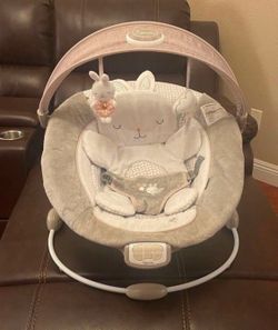 Ingenuity Twinkle Tails Vibrating Infant Baby Bouncer with Lightning Toy Bar and Pillow