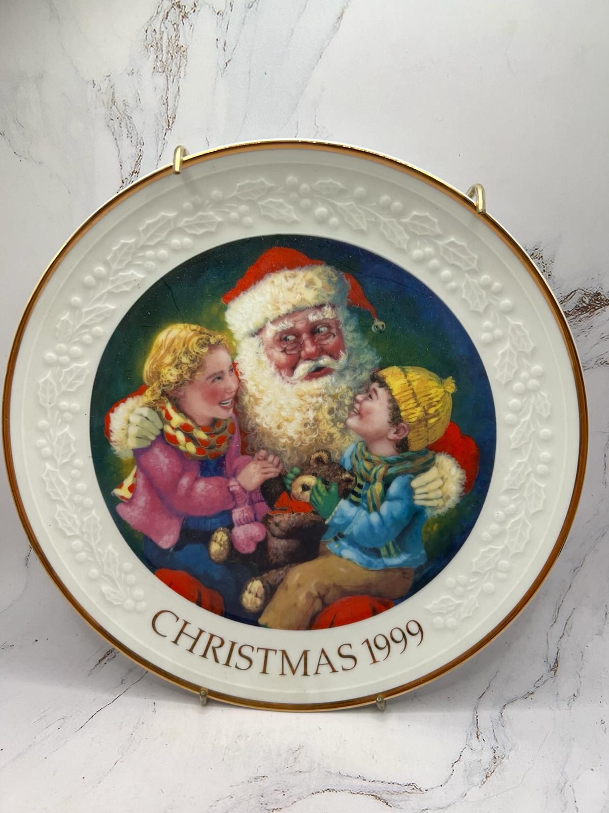 Vintage Avon Christmas 1999 Plate Santa’s Tender Moment With 22K Gold Trim