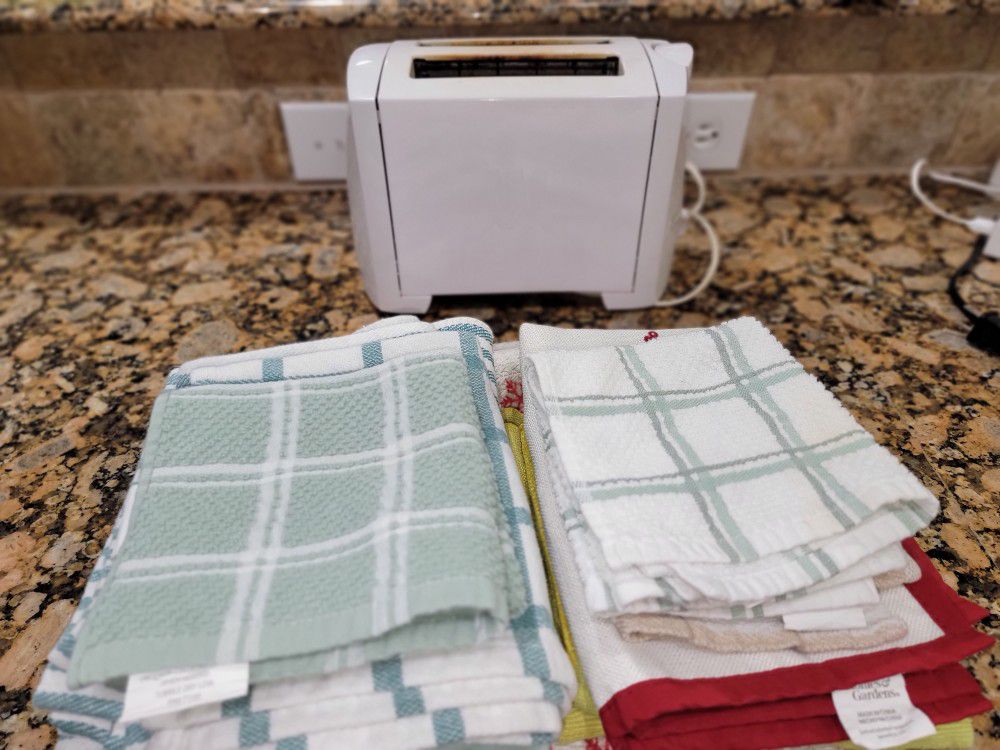 Toastmaster 2 Slice Toaster & Kitchen Towels - PERFECT For 1st Apartment 