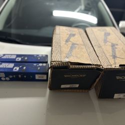 Bendo. Unos Repuestos Para Una Camioneta.   