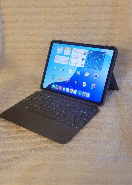 Apple iPad Pro 11" 3rd gen 128 GB with Logitech Keyboard