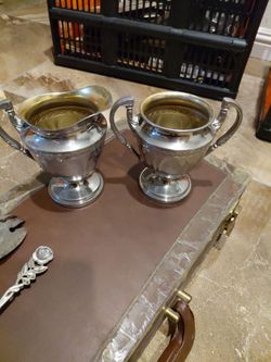 Vintage decor creamer and sugar set