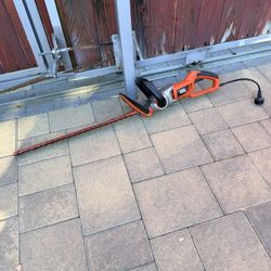 BLACK & DECKER 3.3-Amp 24-in Corded Electric Hedge Trimmer