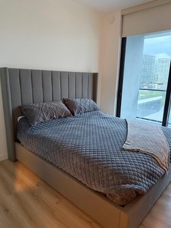 King Bed set like new !!