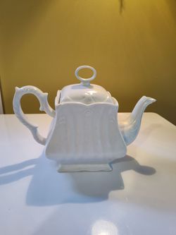 White Porcelain Peppertree teapot