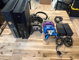 Xbox One Halo 5: Guardians 1TB Console & original Xbox one & 5 controllers
