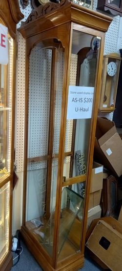 High-end Howard Miller made in USA curio cabinet.