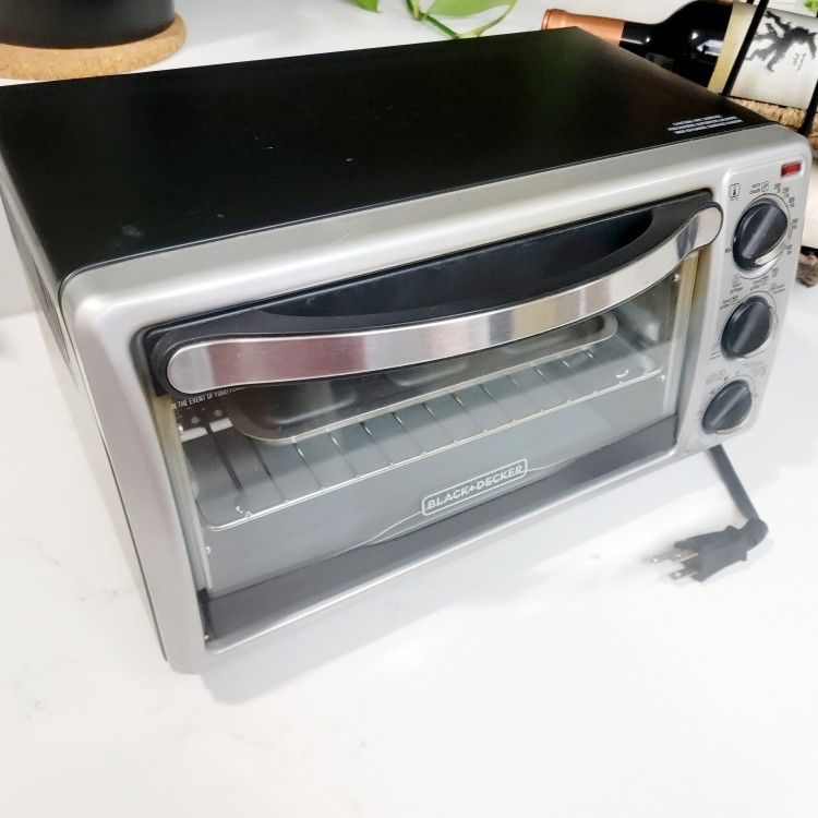 BLACK+DECKER 4-Slice Convection Oven, Stainless Steel, Curved Interior fits a 9 inch Pizza, TO1313SBD