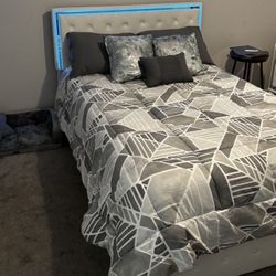 White Full Size Mattress (JUST THE MATTRESS+beding)