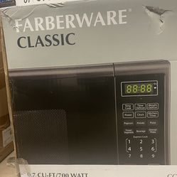 New Farberware Classic FMG07BLK 0.7 Cu Ft 700-Watt Microwave Oven, Black