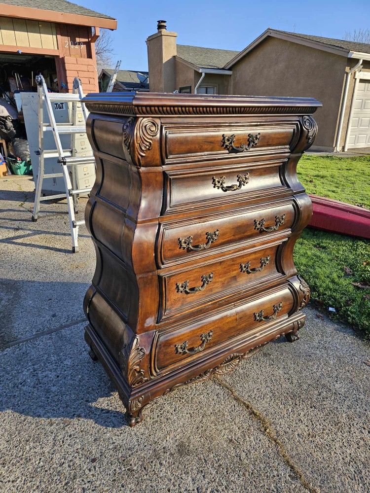 Beautiful Tall Solid Wood 5 Drawer Dresser.56in Tall, 47in Wide 19in