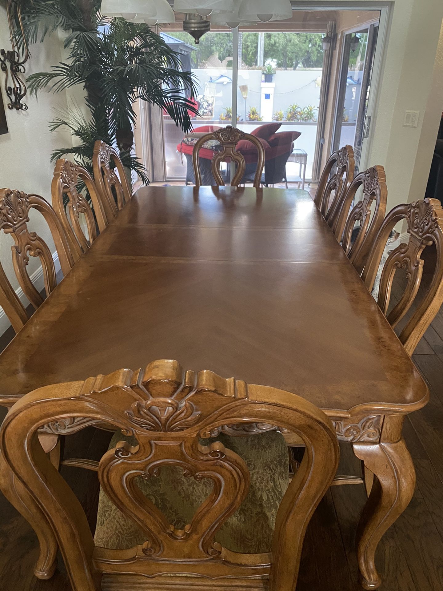 Bernhardt dining room set with 2 leafs and 8 chairs. Beautiful set.