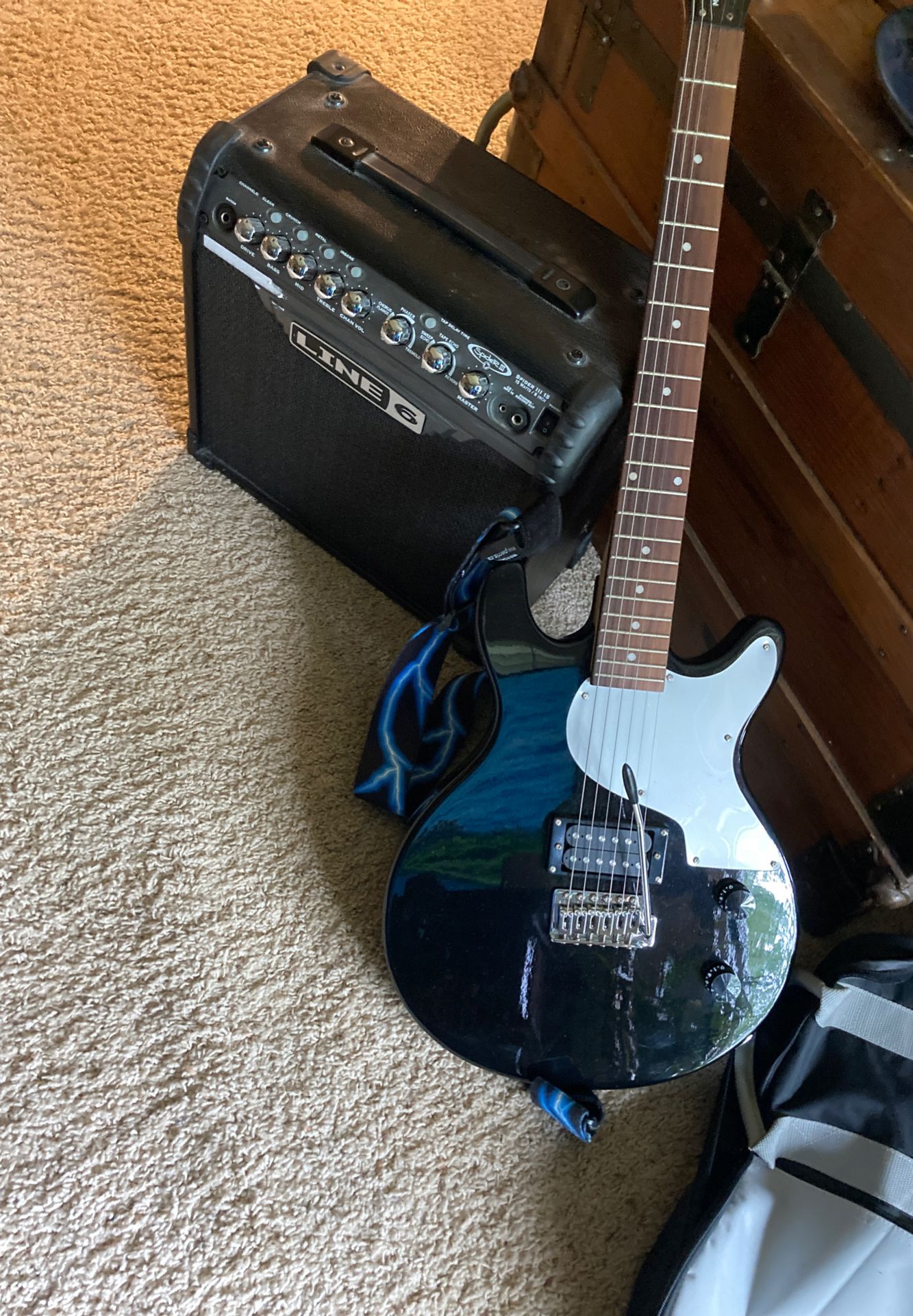 Beginner guitar and amp! Great condition