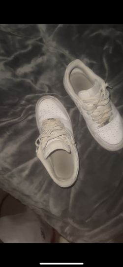 WHITE AIR FORCES SIZE 8-9