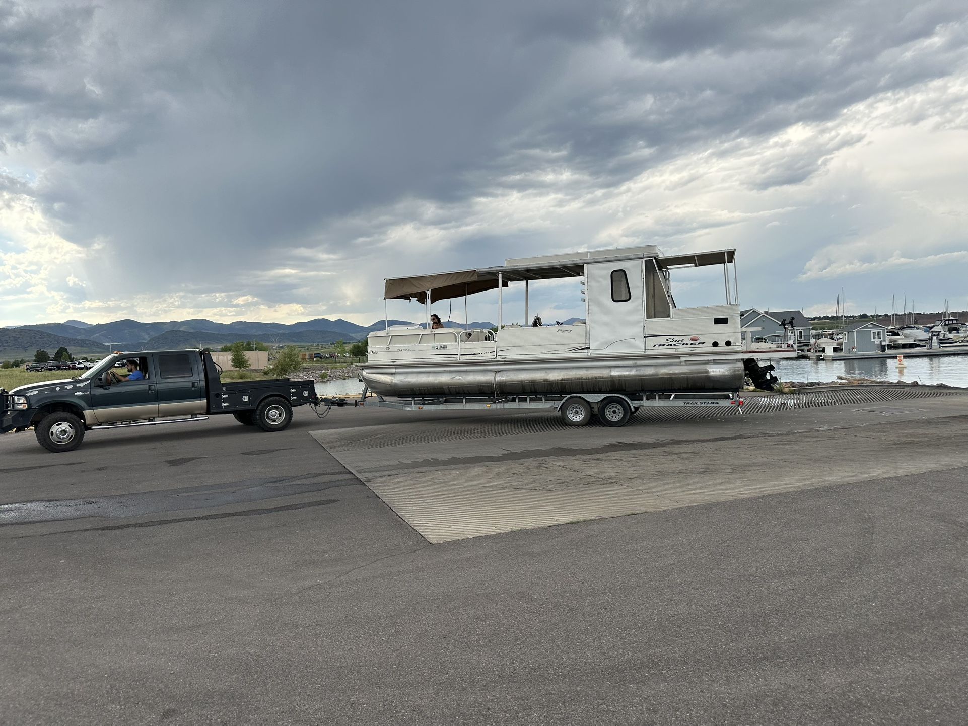 2006 Suntracker Party hut 30’ regency edition