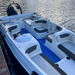 2019 21’ Bayliner Deck Boat 