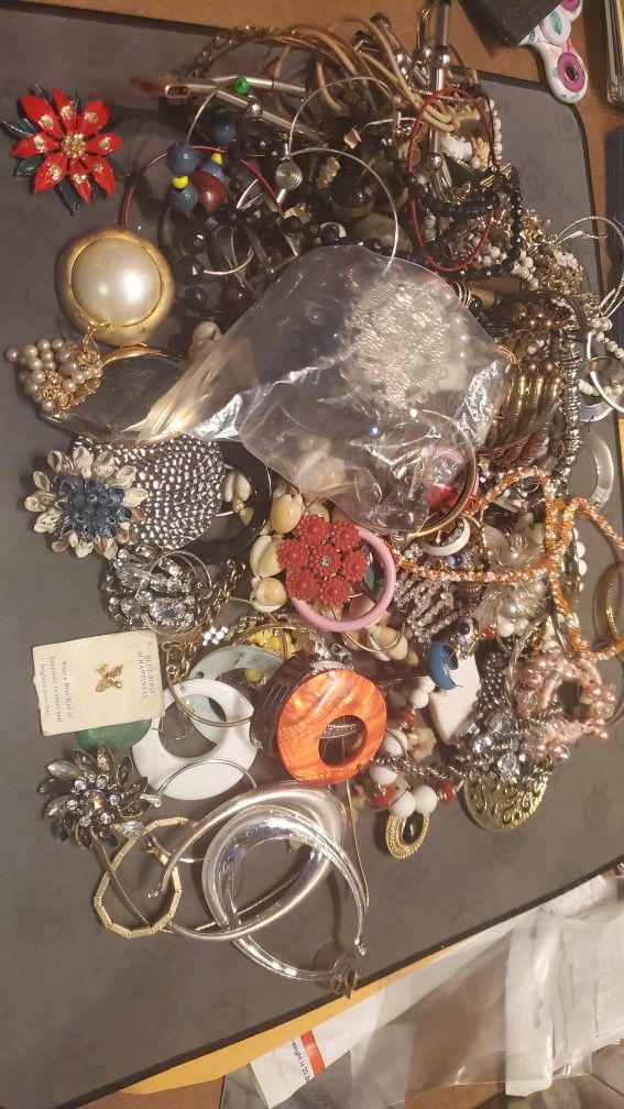 Random Costume Vintage Jewelry 3pounds In A Box All For $20