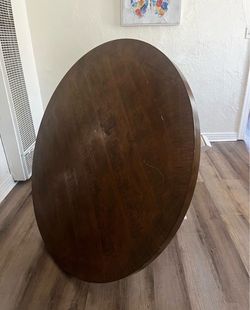 Round table dining/kitchen