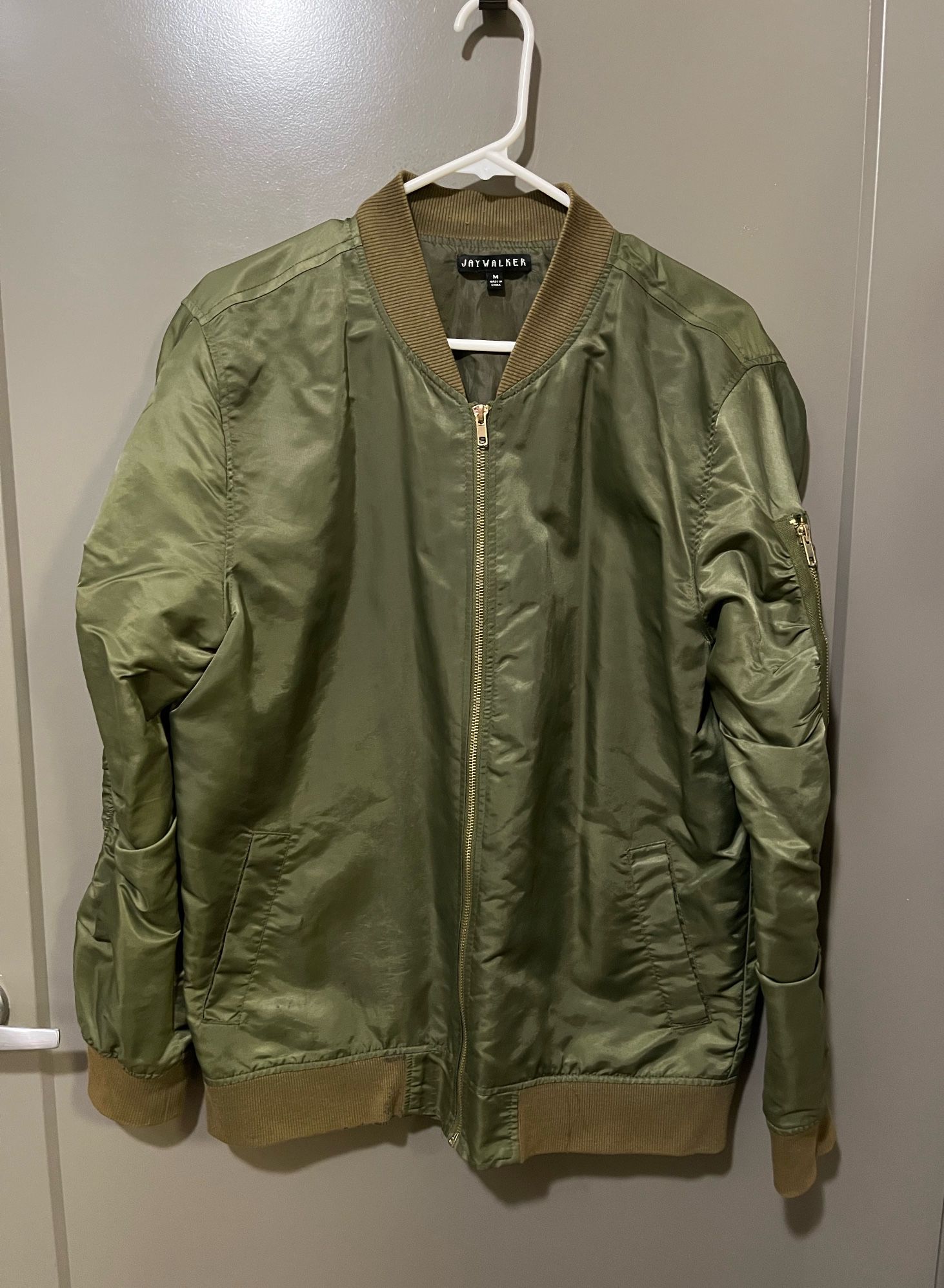 Men's Medium Ruched Nylon Olive Bomber Jacket By Jaywalker(Pick up🛒 In Bellevue)*Check out my Other Posts 🎁