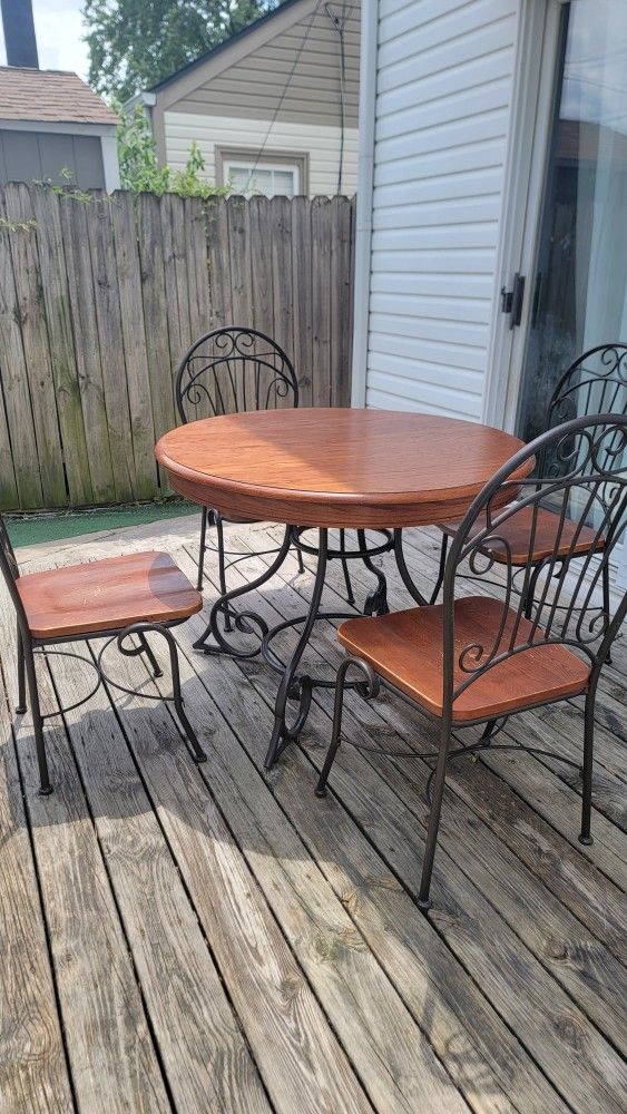 Round Table With 4 Chairs