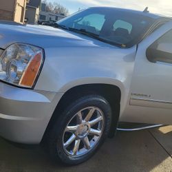 2010 GMC YUKON Denali-Sport utility 4D