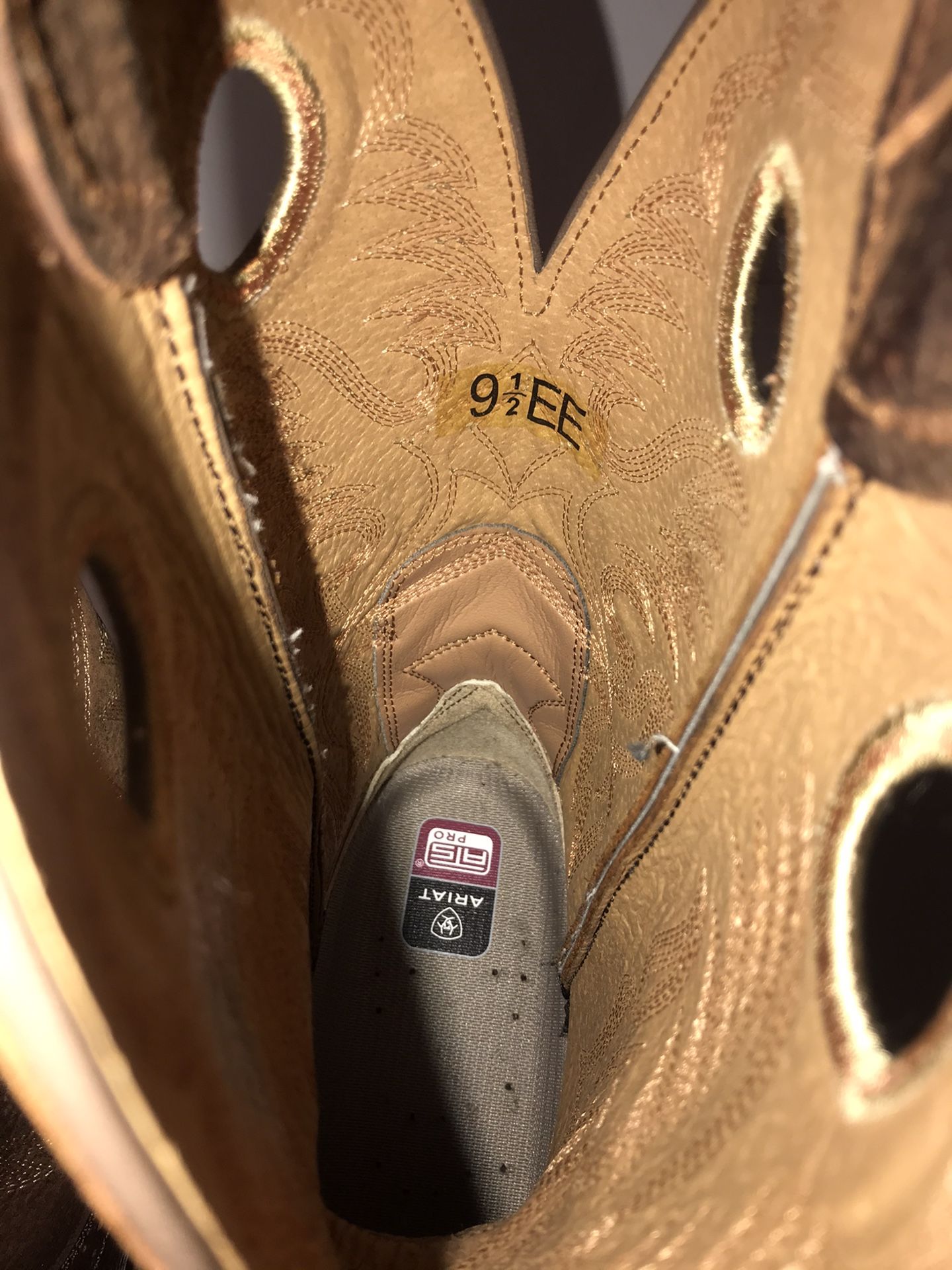 Men’s 9.5 EE Ariat Heritage Roughstock cowboy boots for Sale in