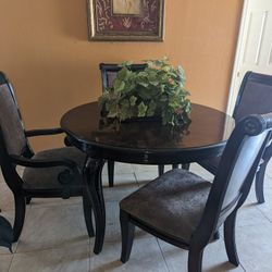 Mesa Con 4 Sillas Madera Color Café Y Uva