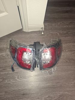 Tail light  gmc  acadia  2013-2017