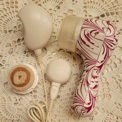 CLARISONIC MIA 2 FACIAL CLEANSING SYSTEM WITH CHARGER, RADIANCE & SENSITIVE BRUSH FOR SPA DAY!