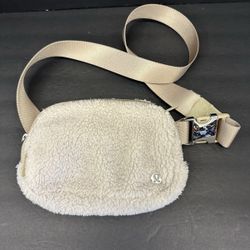 Lululemon crème bag
