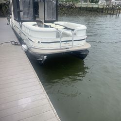 Suntracker Party Hut Pontoon