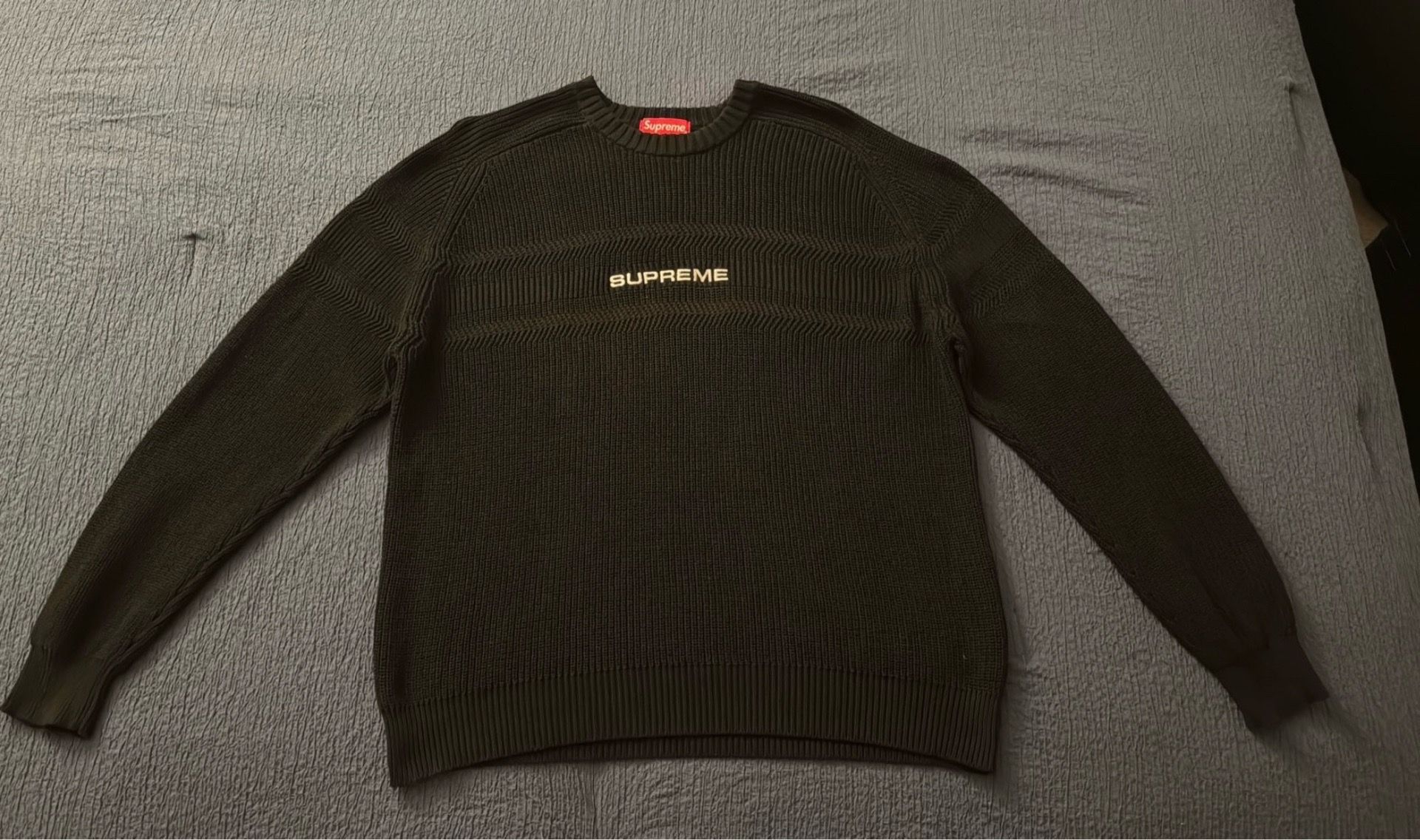 (BRAND 🆕 ‼️😱) Supreme Chest Strip Sweater‼️