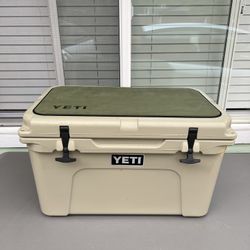 Yeti Tundra 45 Cooler - Dessert Tan