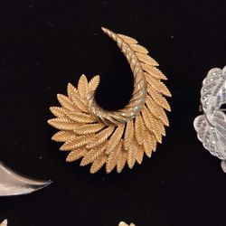 Gold Tone Fern Leaf Brooch Pin Vintage Botanical Statement