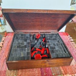VINTAGE WOODEN BOX WITH CHECKERS/DOMINOS 