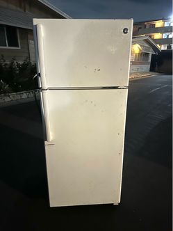 GE® ENERGY STAR® 17.5 Cu. Ft. Top-Freezer Refrigerator $50 OBO - $50 (Harbor City)
