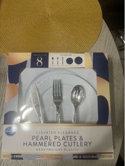 Plastic cutlery set for 8 servings .