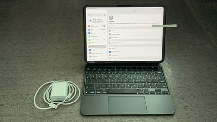 Apple iPad Pro 11” 256GB M4 WiFi + Cellular, AppleCare Plus, Magic Keyboard