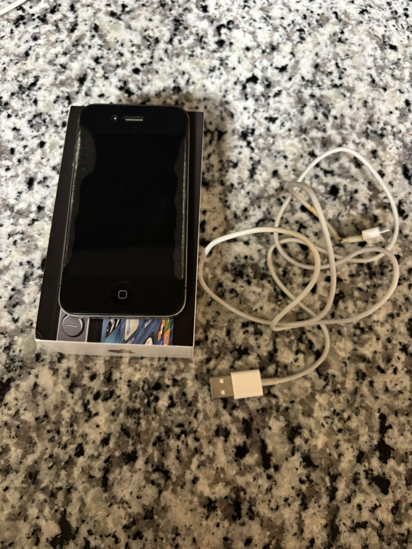 Apple iPhone 4, 8 gb, black, factory reset Verizon phone CDMA)