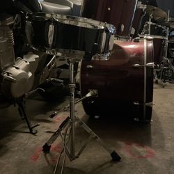 Snare drum and stand
